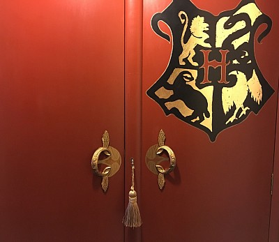Harry Potter wardrobe door Hogwarts crest