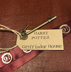 Gryffindor house platform 9 3/4 keys
